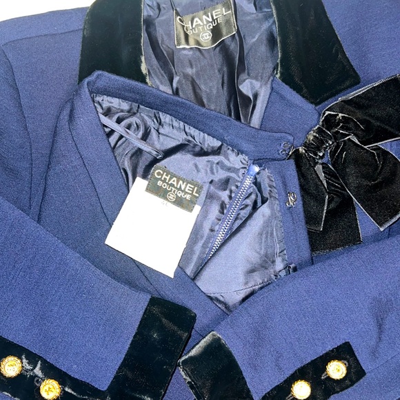 CHANEL Vintage 1980’s Matching Navy Blue Suit and Skirt Set with Black Velvet 40 - Picture 5 of 16